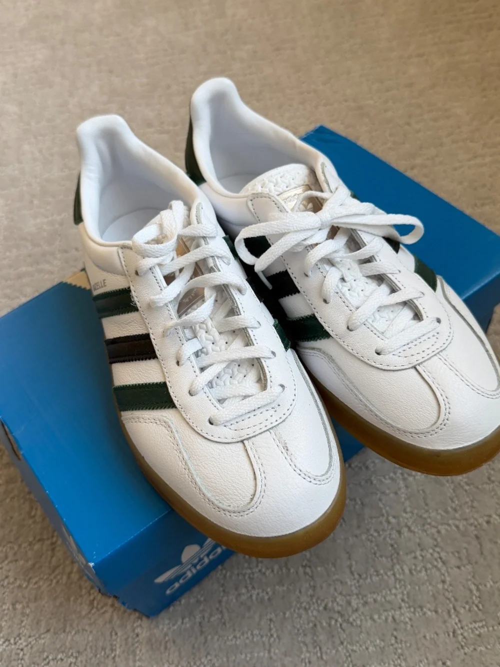 NWT Adidas Originals Gazelle Indoor gum sole sneakers in white and green - Picture 5 of 12